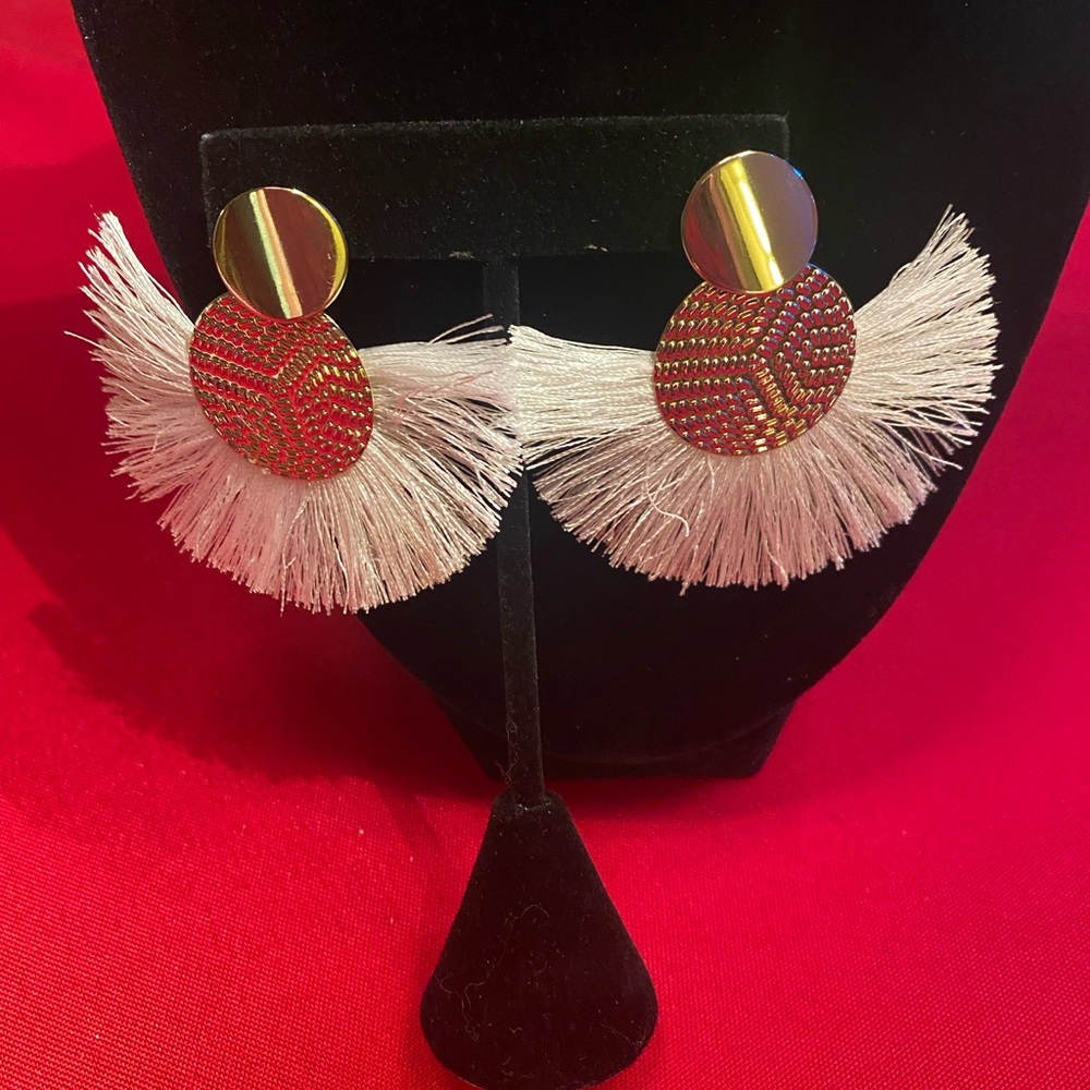 Elegant White and Gold Earrings. NEW